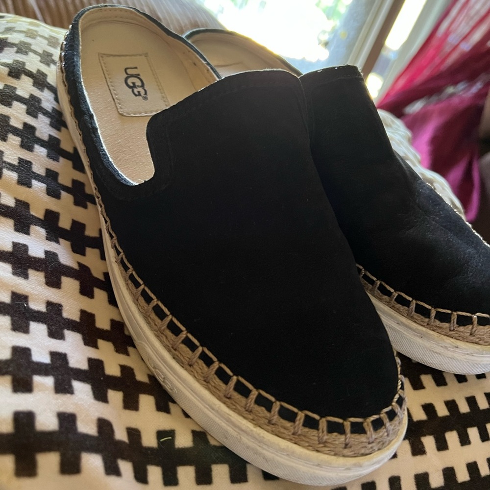 UGG womens shoe size 7.5 good condition